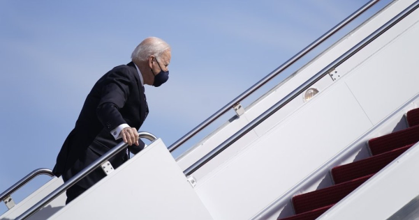 Video: Biden tropieza 3 veces al subir las escaleras del avión presidencial; “está bien”: Subsecretaria