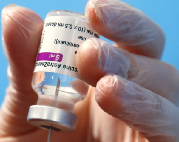 Autoridad europea de la salud: El beneficio supera al riesgo, sigan usando la vacuna de AstraZeneca