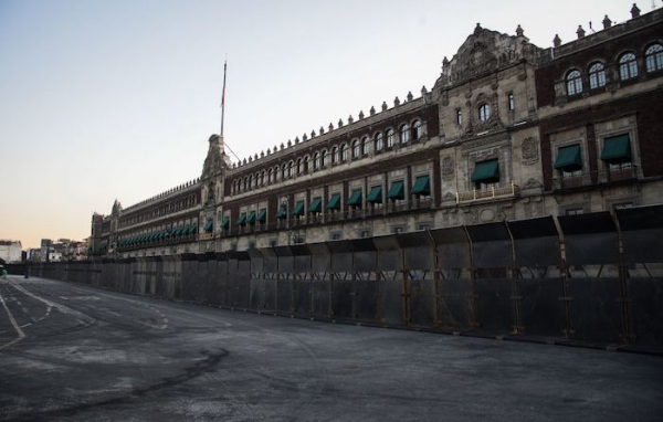 Que no se confunda, no es miedo: la valla en Palacio Nacional es por quienes van a provocar, a agredir y causar daño: AMLO