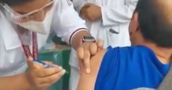 VIDEO exhibe a enfermera que simula vacunar a adulto mayor en CdMx; ya fue retirada. Habrá más vigilancia