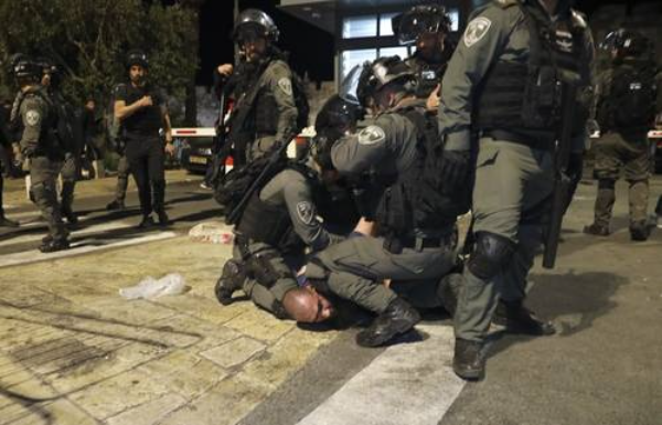 Policía israelí lesiona a decenas de palestinos