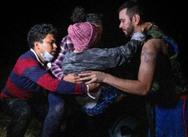 EU comienza a reunir a familias migrantes separadas por Trump