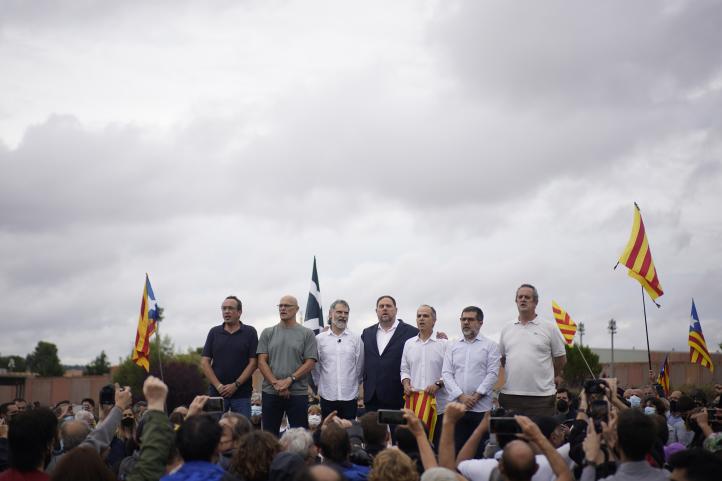 Video: Luego de mil 300 días, salen de prisión nueve separatistas catalanes