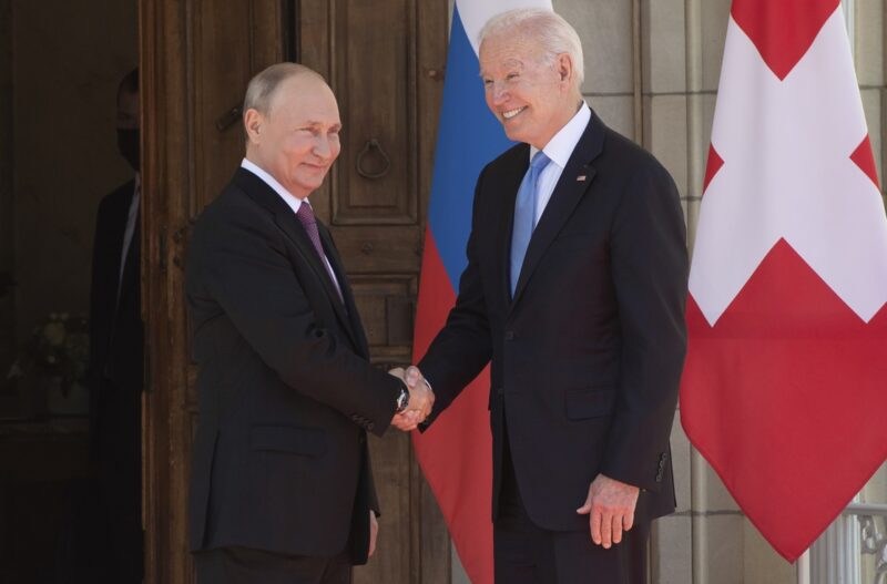 Acuerdan Biden y Putin devolver embajadores y reducir tensión