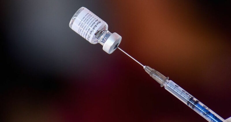 La Cofepris aprueba vacuna de Pfizer para aplicar desde los 12 años. El fármaco reúne requisitos de seguridad y eficacia necesarios para menores de edad, indica