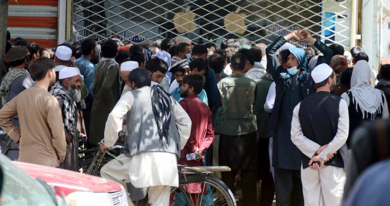 Talibanes cierran aeropuerto de Kabul y la esperanza de escape mediante el puente aéreo