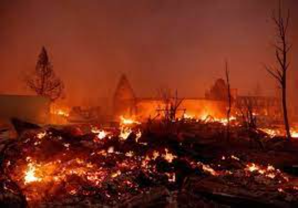 Video: Incendio arrasa Greenville, fundado durante la fiebre del oro californiana con edificios históricos
