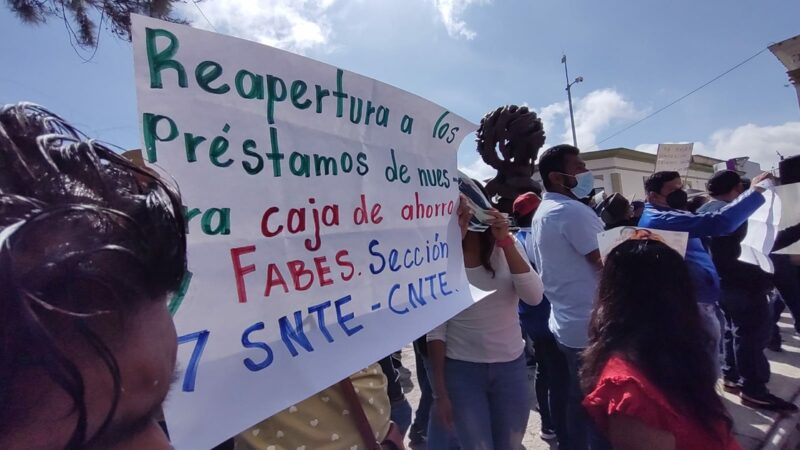 La CNTE vuelve a manifestarse en acto de AMLO en Chiapas. Afirma que no quieren chantajearlo ni son de derecha. Quieren dialogar