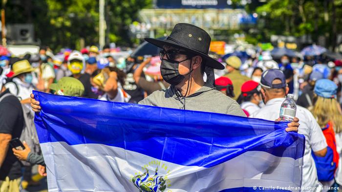 Sectores de diversas ideologías protestan contra el gobierno salvadoreño