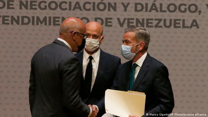 Oposición y gobierno de Venezuela reanudan diálogo en México