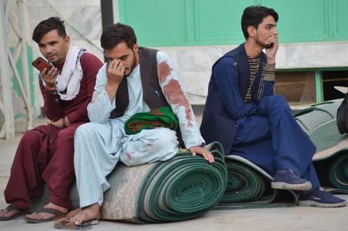 Ataque suicida del Estado Islámico deja 47 muertos y 70 heridos en mezquita afgana