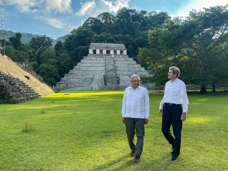 México y EU se comprometen a ayudarse para enfrentar causas y consecuencias del cambio climático. Kerry pide al mundo ver el programa Sembrando Vida de AMLO