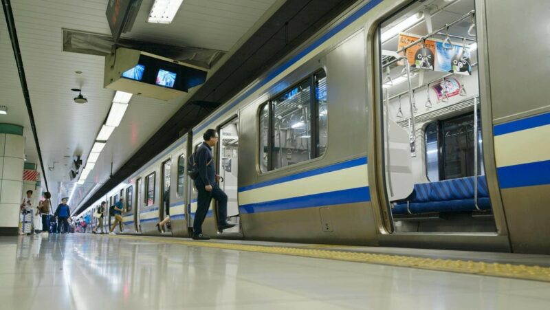 Videos| Prende fuego en vagones del metro de Tokio en movimiento y hiere a al menos a 15 pasajeros