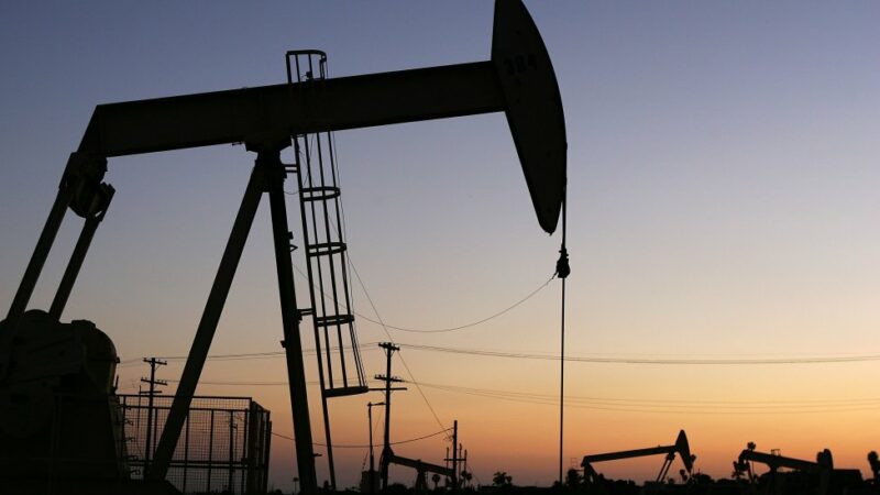 California propone por primera vez una prohibición para extracción de petróleo cerca de áreas residenciales y escuelas