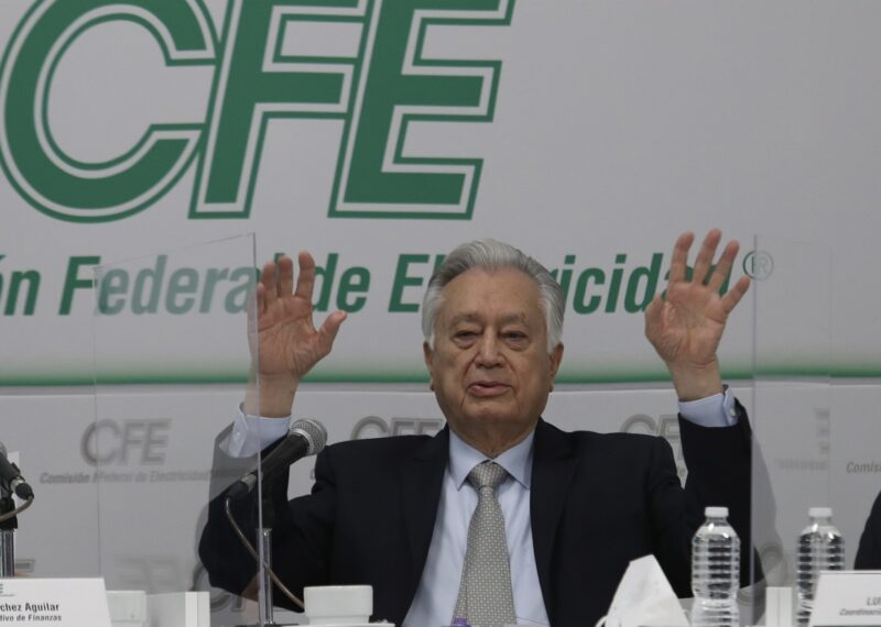 Impuso la iniciativa privada un sistema oligárquico “brutal” en el sector eléctrico, asegura el titular de la CFE, Manuel Bartlett