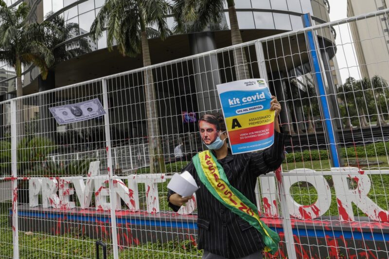 Niegan la entrada a estadio de futbol al presidente de Brasil por no estar vacunado contra COVID
