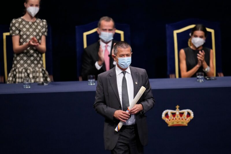 Con vibrante discurso, recibe Emmanuel Carrère el premio Princesa de Asturias en Letras