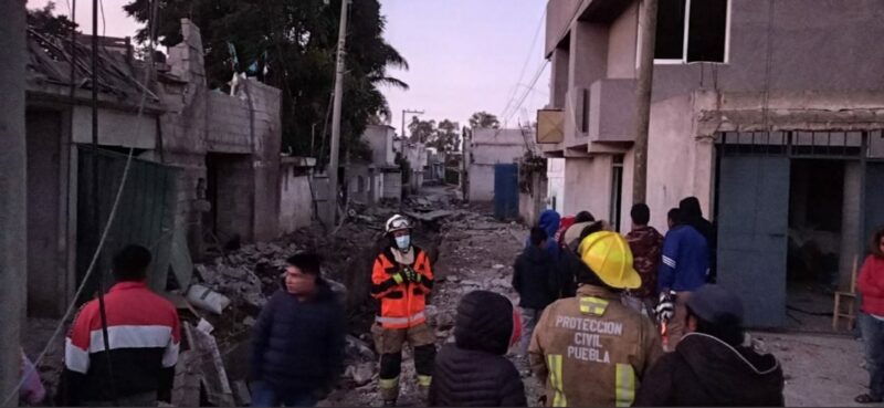 Un muerto y 11 heridos tras explosión de toma clandestina en Puebla. AMLO lamenta la tragedia