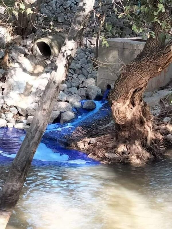Río Tula adquiere inexplicable tonalidad azul; investigan causas
