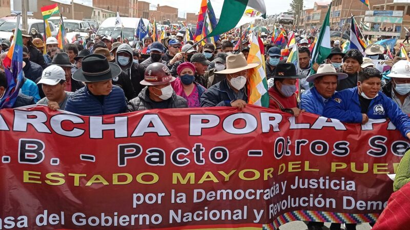 Tercer día de la marcha de miles de bolivianos en apoyo al presidente Arce