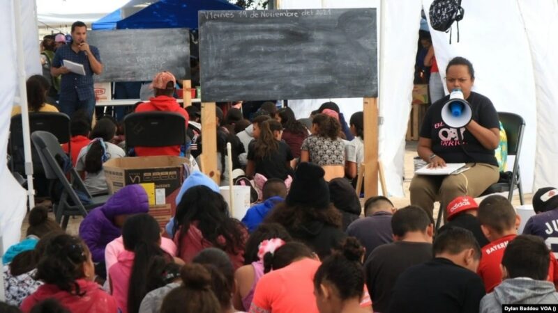 Niños migrantes asisten a escuela improvisada en la frontera EU-México