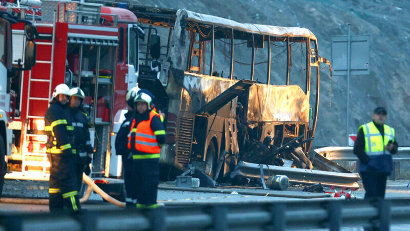 Al menos 45 muertos al incendiarse un autobús en Bulgaria. El accidente, por fallas mecánicas o atentado