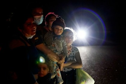 Migrantes aguardan en la frontera esperanzados por reapertura de EU