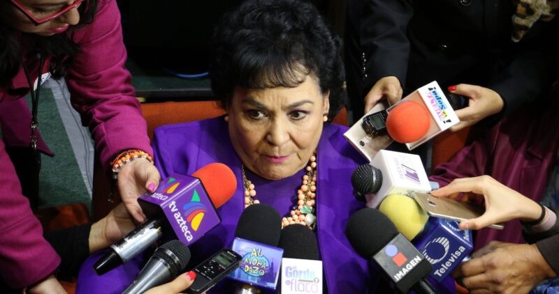 Carmen Salinas “superó las horas de peligro”, dicen familiares