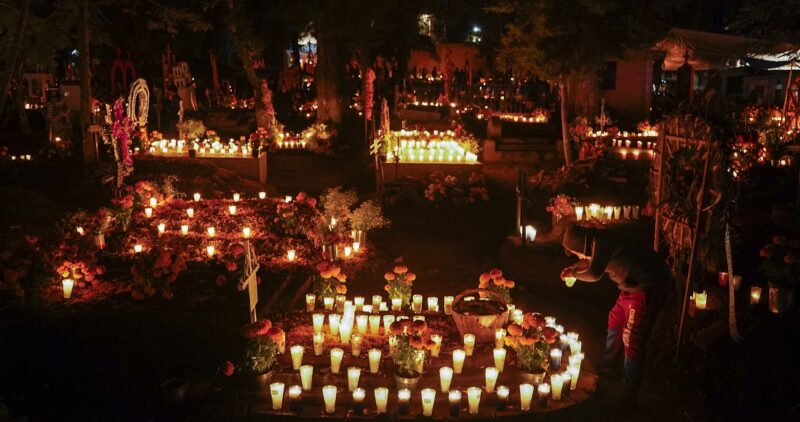 FOTOS: Panteones se visten de flores y veladoras para conmemorar el Día de Muertos