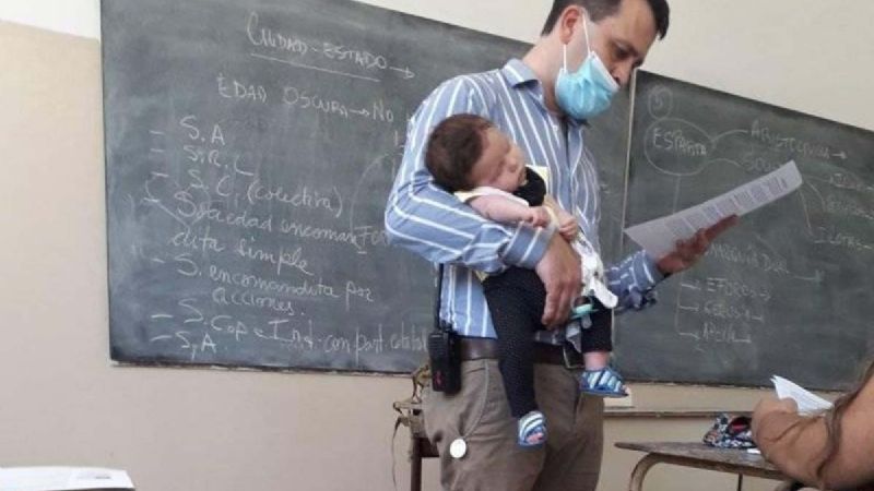 “No tengo palabras”: Maestro carga al bebé de su alumna para que tome clase; la foto se hace viral
