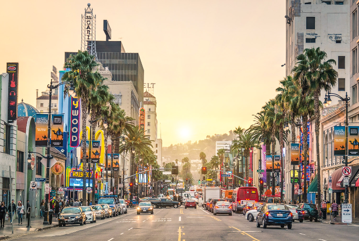 West Hollywood, la primera ciudad del país en aprobar el salario mínimo más alto: $17.64 por hora