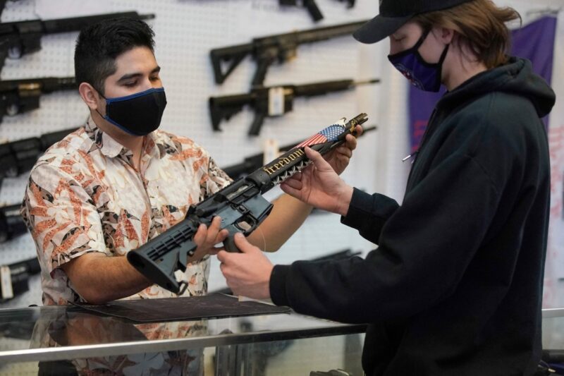 Fabricantes de armas de EU solicitan desechar demanda mexicana por carecer de fundamento