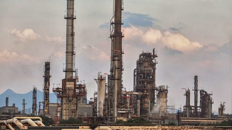 AMLO anuncia inversión de 60 mil millones de pesos para modernizar refinería de Tula