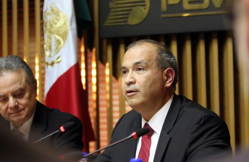 Emiten alerta migratoria contra Carlos Treviño, ex director de Pemex por tener orden de arresto debido a corrupción