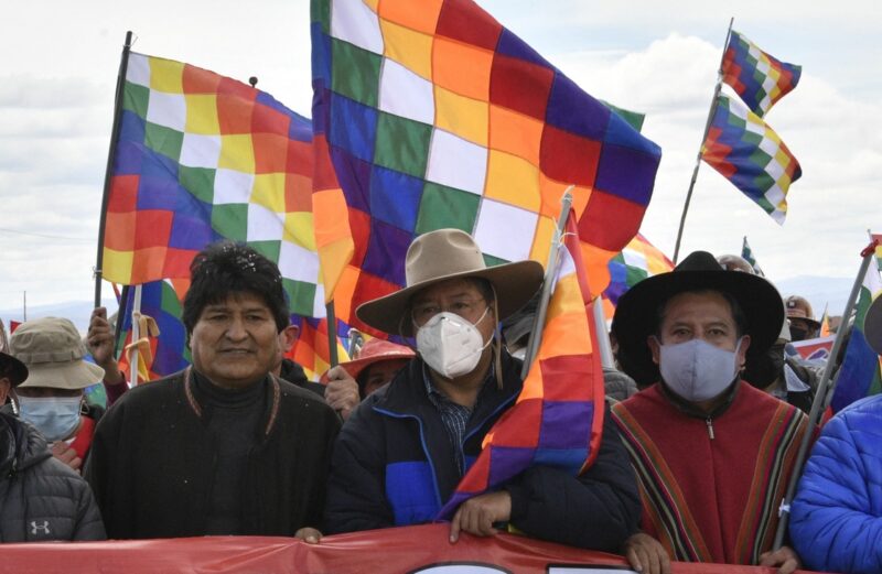 Multitudinaria marcha encabezada por Evo Morales ingresa a La Paz, Bolivia para apoyar al presidente Arce