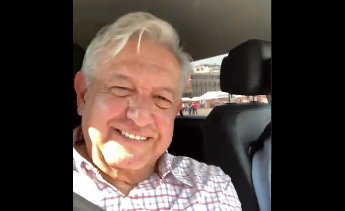 Rumbo a Palacio dentro de su auto, AMLO difunde video con música de Silvio Rodríguez