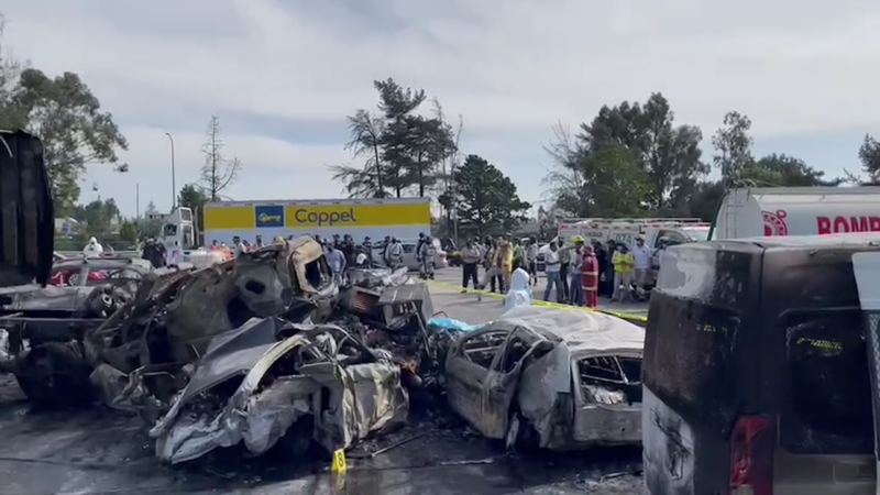 Videos: Tráiler sin frenos embiste autos en caseta de cobro de la autopista México-Puebla. Hubo quince muertos