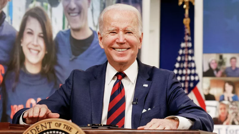 Joe Biden no se percata que un militar lo insulta en plena transmisión en vivo