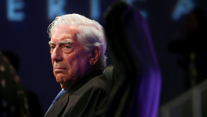 Intelectuales rechazan la inclusión de Mario Vargas Llosa a la Academia Francesa