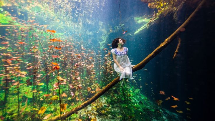 Videos: Camila Jaber, en aguas profundas, sin tanques de oxígeno, para realizar el laureado cortometraje “Soy Cenote”