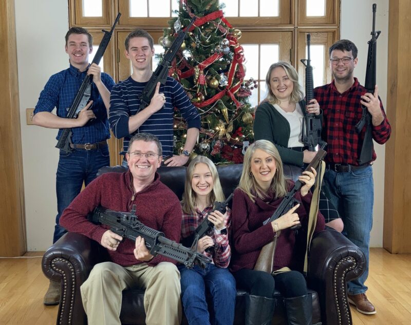 Congresista publica una foto navideña con parientes completamente armados, pidiéndole municiones a Santa Claus