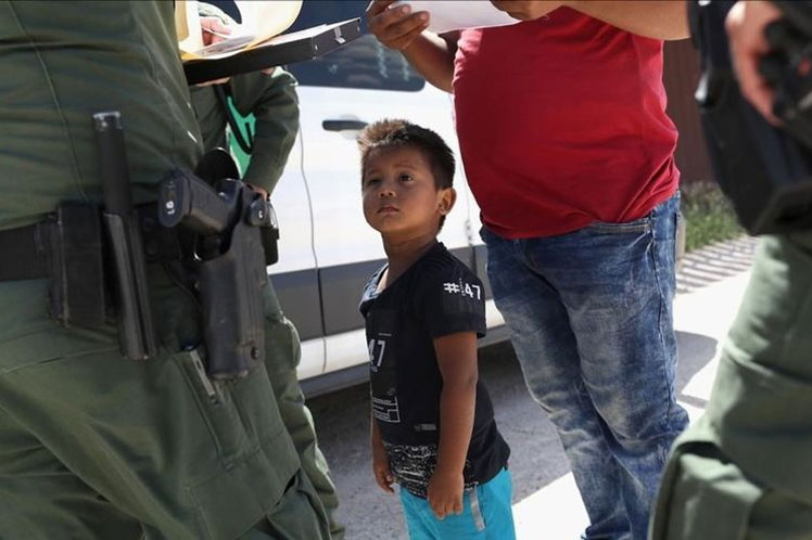 Familias migrantes separadas durante era Trump buscan reencontrarse