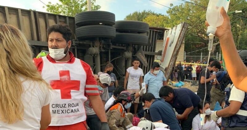 Videos: Tráiler con migrantes centroamericanos se impactó con un muro de contención: 54 fallecidos y 58 heridos, en Chiapas