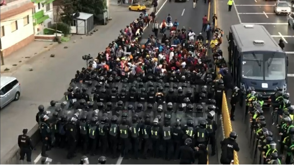 Migrantes se enfrentan a policías que les bloquean el paso en la Ciudad de México