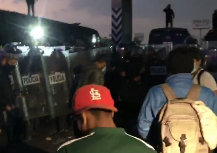 Policías se repliegan; migrantes abordan autobuses hacia la Basílica de Guadalupe en la capital mexicana