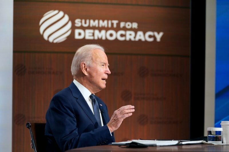 Retroceso desenfrenado de derechos y democracias en el mundo, advierte Biden