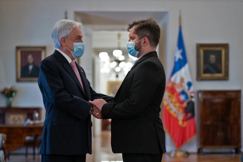 Boric y Piñera inician la sucesión presidencial en Chile