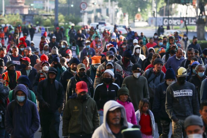 El gobierno mexicano regularizarán la estancia de 435 migrantes de la caravana de centroamericanos que ya están en la Ciudad de México