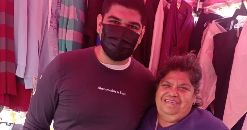 Mexicano agradece a su madre, vendedora ambulante, el apoyo para que estudiara y le lleva su título de ingeniero