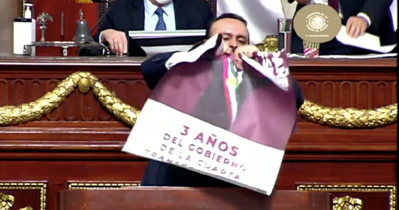 Diputado del PAN rompe imagen de AMLO en Congreso de la CdMx; Morena denuncia amenaza